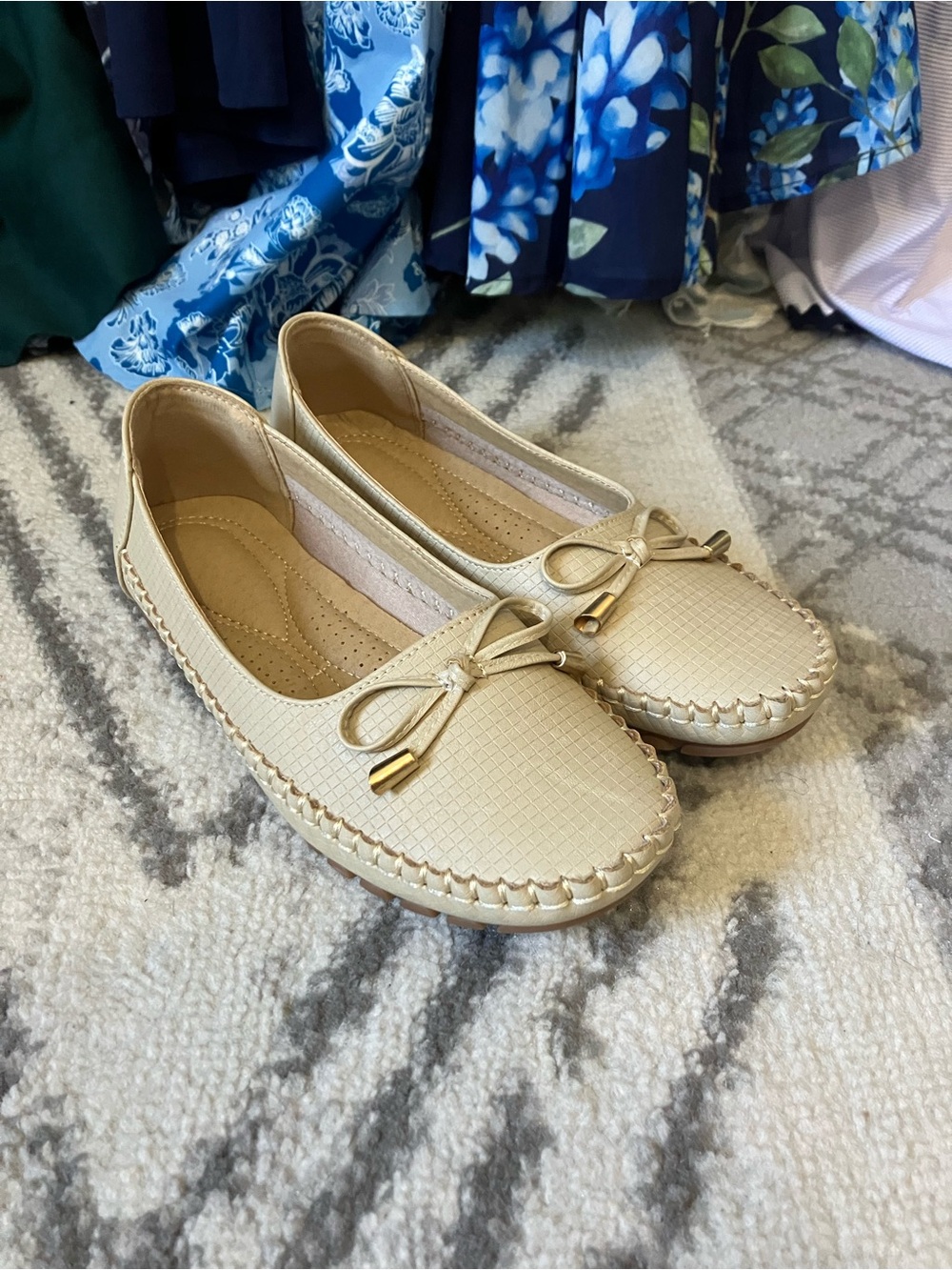 EUC Cream Loafers (Size 6 US)